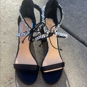 NWOT Jewel Badgley Mischka Thamar Crystal Strappy Block Heel SIZE 11